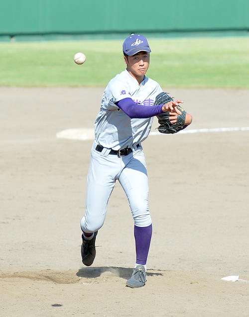 専大北上対花巻東　8回途中から登板し、一塁にけん制する花巻東・西舘（撮影・鎌田直秀）