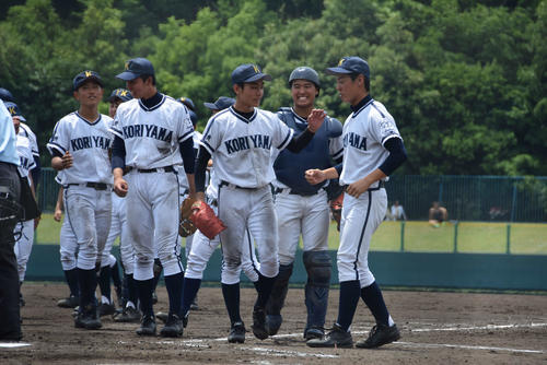 勝利し、喜ぶ郡山ナイン（撮影・望月千草）