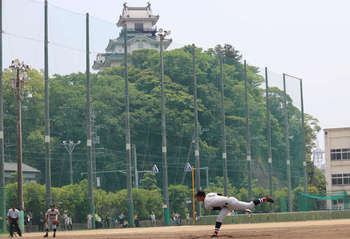 掛川城を見上げるマウンドで力投する横浜・及川（撮影・金子真仁）