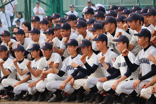 招待試合後に仲良く記念撮影する掛川西と横浜（撮影・金子真仁）