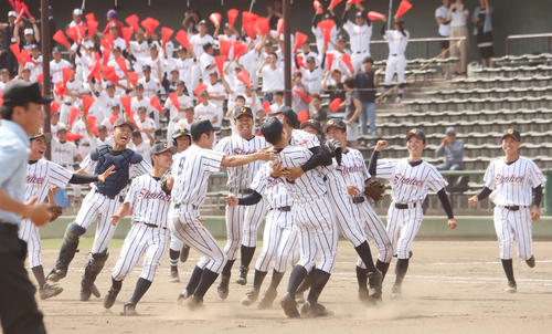 初優勝し喜ぶ東日本国際大昌平の選手たち（撮影・野上伸悟）
