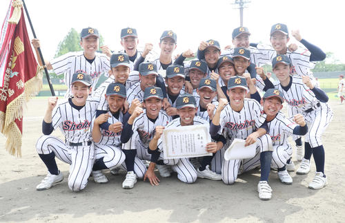 初優勝し喜びを爆発させる東日本国際大昌平の選手たち（撮影・野上伸悟）