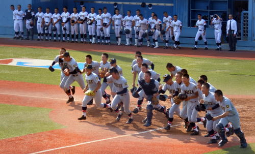 仙台育英対東北　宿敵・東北に逆転勝ちで4年ぶりの優勝を決め、応援席にあいさつに向かう仙台育英ナイン