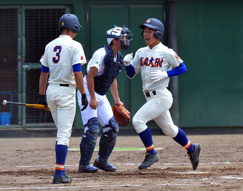盛岡大付対専大北上　2回表に本塁生還する盛岡大付・小川（右）（撮影・鎌田直秀）