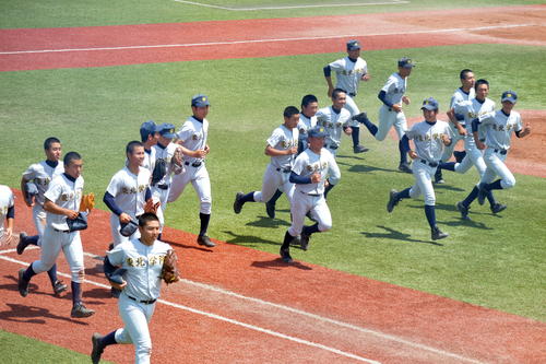 東北学院対聖和学園　3位決定戦に勝利し、笑顔で応援席へあいさつに向かう東北学院ナイン