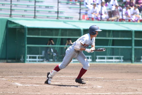 札幌光星対帯広大谷　7回表札幌光星2死三塁、右前に勝ち越し打を放つ近藤尚（撮影・西塚祐司）