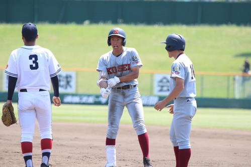 札幌光星対帯広大谷　7回表札幌光星2死三塁、右前に勝ち越し打を放った近藤尚（中央）（撮影・西塚祐司）