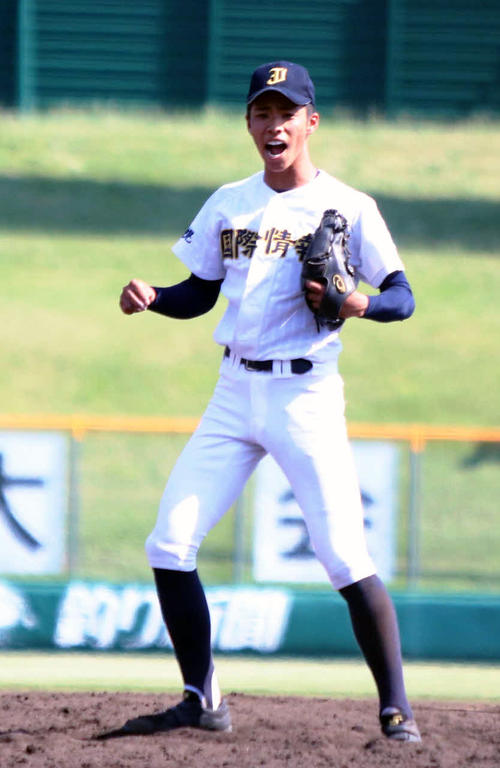 マウンドで吠える札幌国際情報の原田航（撮影・西塚祐司）