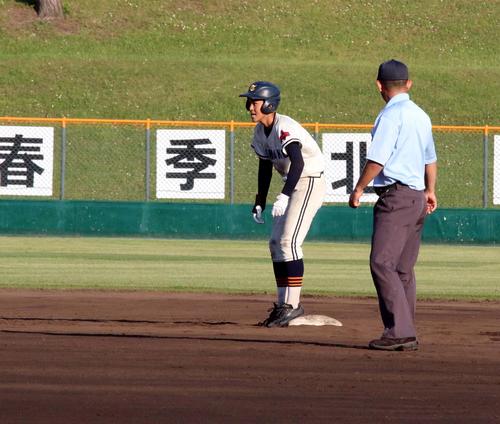 苫小牧工対函館大有斗　6回2死満塁、走者一掃の右中間適時二塁打を放った苫小牧工の加藤（撮影・永野高輔）