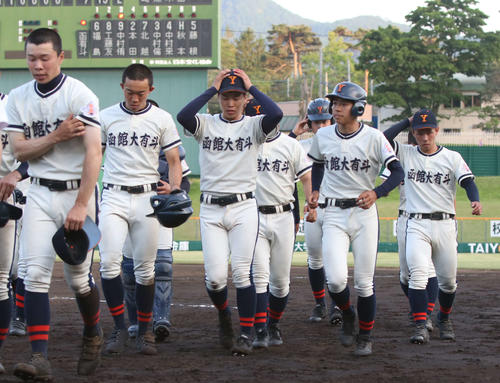 苫小牧工対函館大有斗　初戦敗退に肩を落とす函館大有斗ナイン（撮影・西塚祐司）