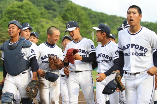 札幌大谷対札幌第一　札幌大谷を破り喜ぶ札幌第一ナイン（撮影・西塚祐司）