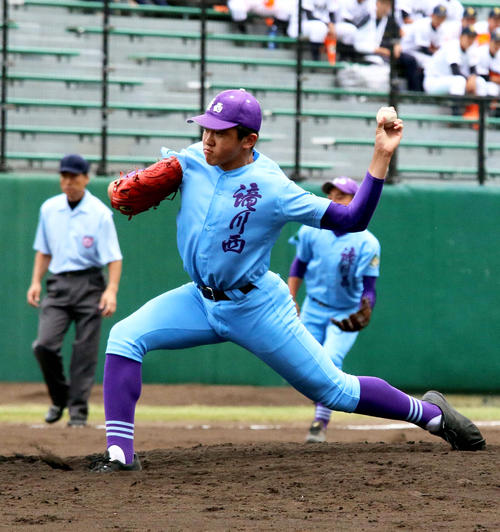 8回から登板し2回無安打無失点と好救援した滝川西の岩崎（撮影・永野高輔）