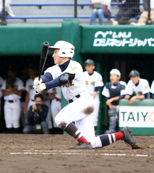 延長12回裏釧路湖陵2死一、二塁、左前にサヨナラ打を放つ堀（撮影・西塚祐司）