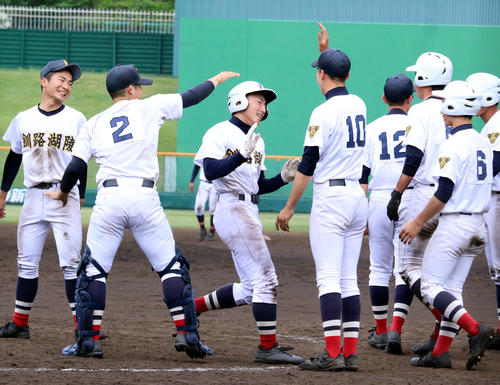延長12回裏釧路湖陵2死一、二塁、堀（中央）がサヨナラの適時二塁打を放ちチームメートに出迎えられる（撮影・永野高輔）