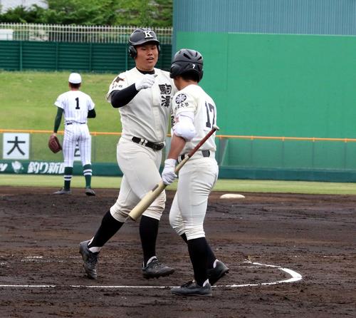 駒大苫小牧対小樽双葉　3回駒大苫小牧2死、竹中（左）が勝ち越しの右中間ソロを放ち生還する（撮影・永野高輔）