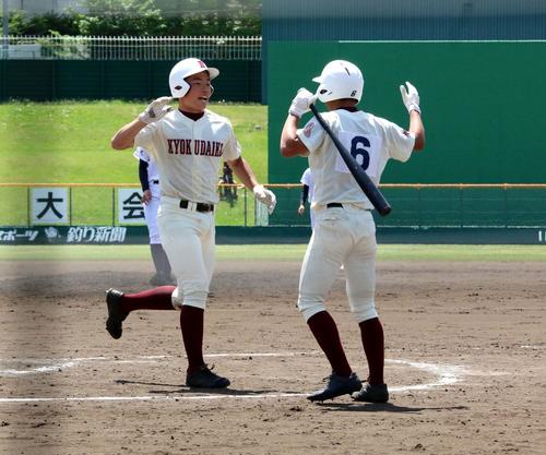 札幌新川対旭川大高　8回1死、同点の右越えソロを放ち生還する旭川大高の持丸（左）（撮影・永野高輔）