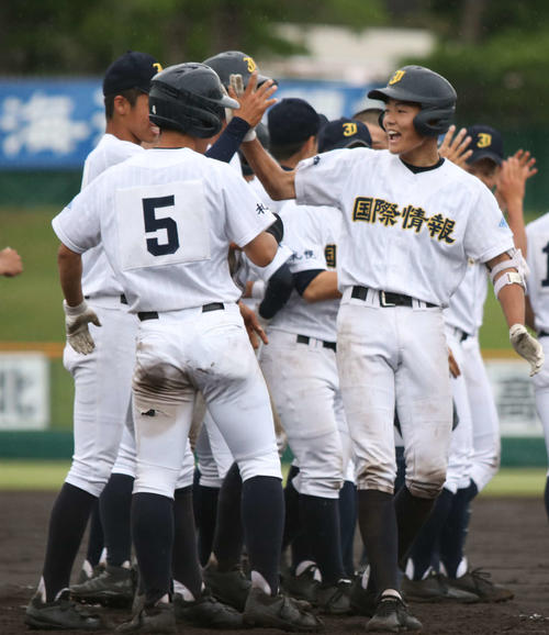 札幌光星対札幌国際情報　延長10回裏札幌国際情報1死満塁、サヨナラ打を放った久保田（右）はハイタッチを交わす（撮影・西塚祐司）