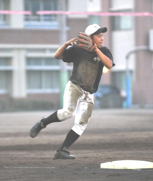 泥だらけになってノックを受ける沼津・上杉
