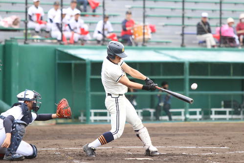 釧路湖陵対苫小牧工　2回裏苫小牧工2死満塁、左翼席に勝ち越しの満塁本塁打を放つ三上謙（撮影・西塚祐司）