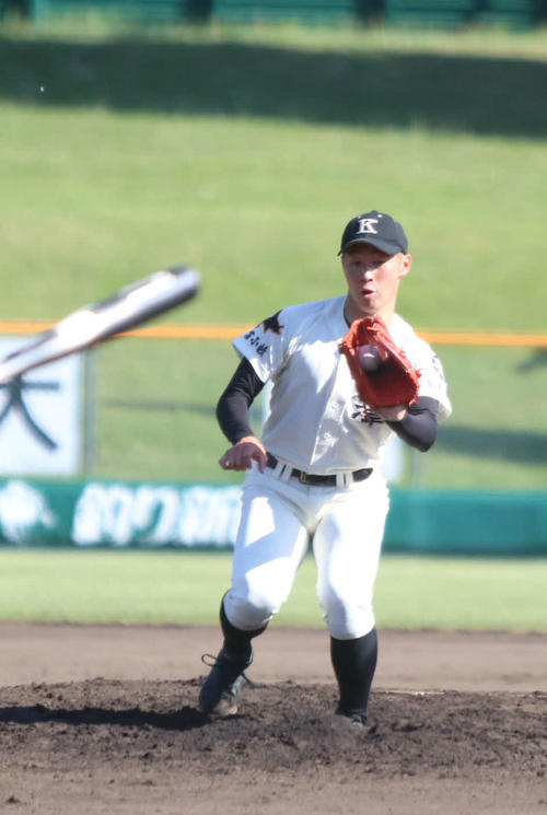 駒大苫小牧対旭川大高　6回裏旭川大高1死、投ゴロを処理する駒大苫小牧の北嶋（撮影・西塚祐司）