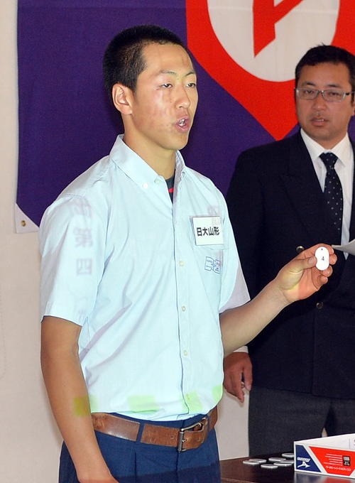 抽選番号を呼び上げる日大山形・大江主将（撮影・鎌田直秀）