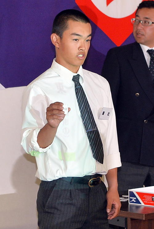 抽選くじを引く東北・石川原主将（撮影・鎌田直秀）