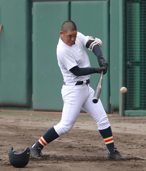 ティー打撃を繰り返す日本文理・中田一塁手