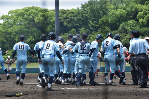 9回裏、サヨナラ本塁打で勝利し、喜ぶ近江ナイン（撮影・望月千草）