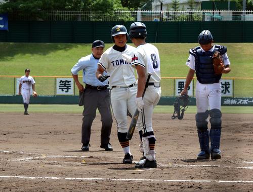 札幌国際情報対苫小牧工　7回2死、2戦連発となる左越えソロを放ち生還する苫小牧工の4番三上謙（左）（撮影・永野高輔）