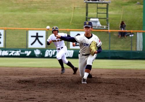 札幌国際情報対苫小牧工　9回1死一、二塁で登板し無失点で試合を締めた苫小牧工のエース松本（撮影・永野高輔）