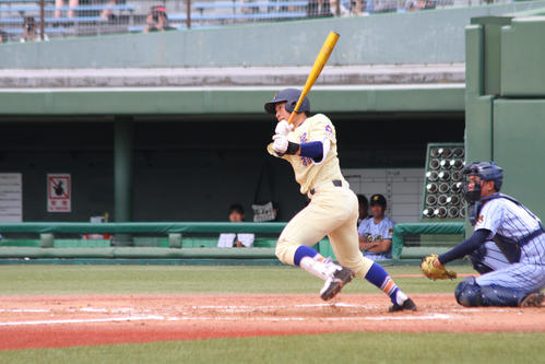 先制左前打を放つ星稜・福本（撮影・柏原誠）