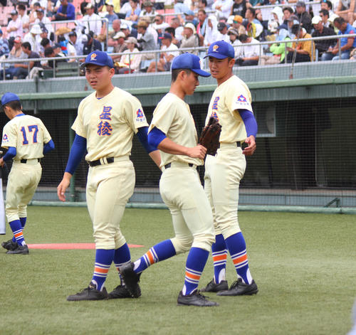 ベンチで仲間を出迎える星稜・奥川（撮影・柏原誠）