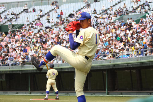 キャッチボールをする星稜・奥川（撮影・柏原誠）