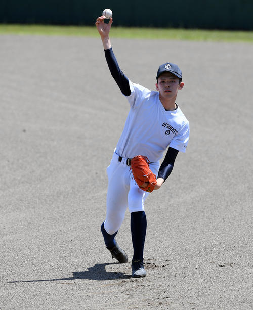 練習試合を前にキャッチボールする佐々木（撮影・たえ見朱実）