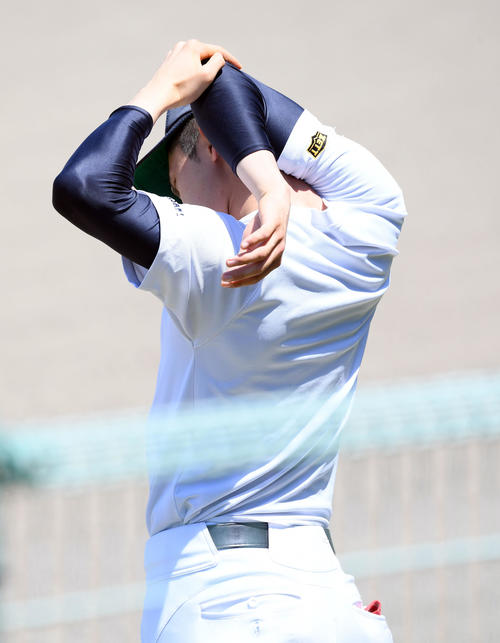 肩のストレッチをする大船渡の佐々木（撮影・たえ見朱実）
