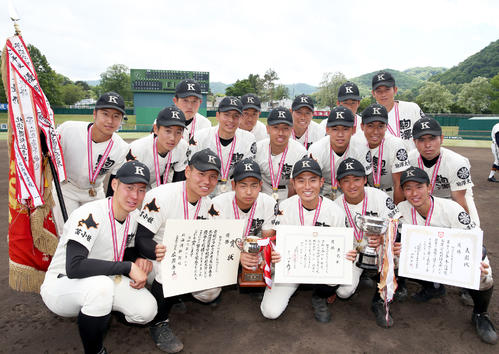 優勝を決め笑顔で記念撮影をする駒大苫小牧ナイン（撮影・佐藤翔太）