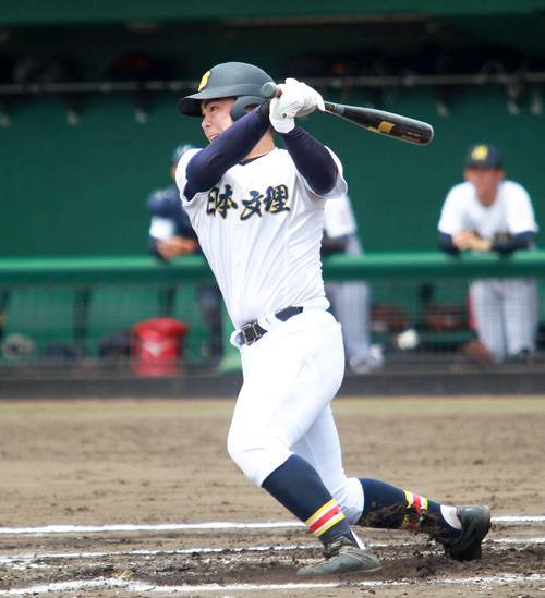 6回1死一、三塁、左中間への逆転二塁打を放つ代打渡辺智（撮影・涌井幹雄）
