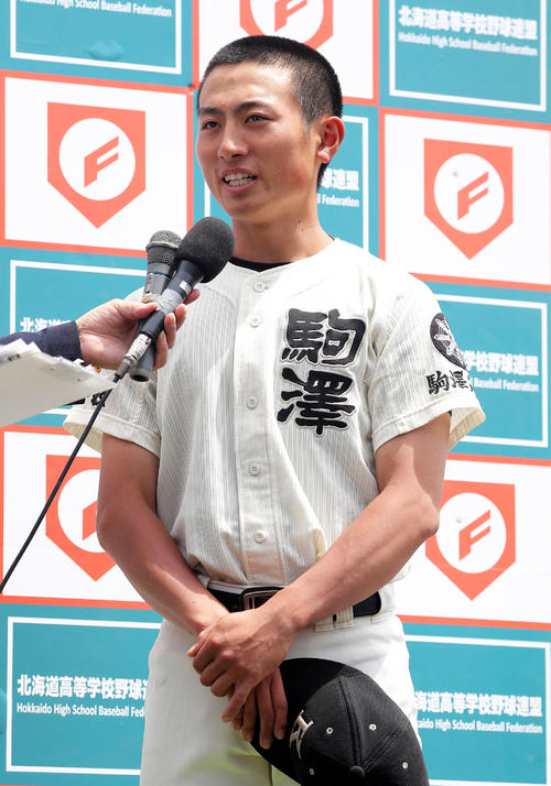 試合終了後、インタビューを受ける駒大苫小牧・稲場（撮影・佐藤翔太）