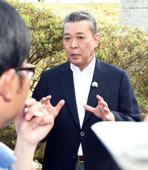 大船渡・佐々木の視察に訪れ、報道陣の質問に答える江川卓氏（撮影・たえ見朱実）