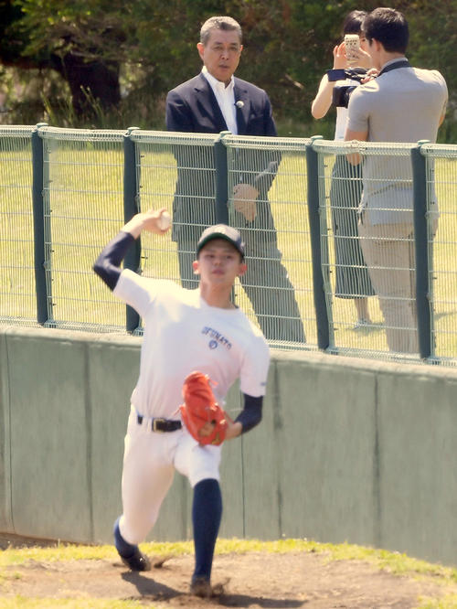 大船渡・佐々木の投球練習を見つめる江川卓氏（撮影・たえ見朱実）