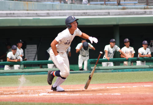 右飛に倒れる福井工大福井・高原（撮影・柏原誠）