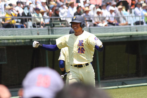 有松の逆転二塁打で生還し笑顔の星稜・奥川（撮影・柏原誠）