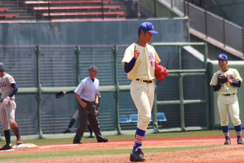 敦賀気比・木下(左)に先制三塁打を許した星稜・奥川(撮影・柏原誠)