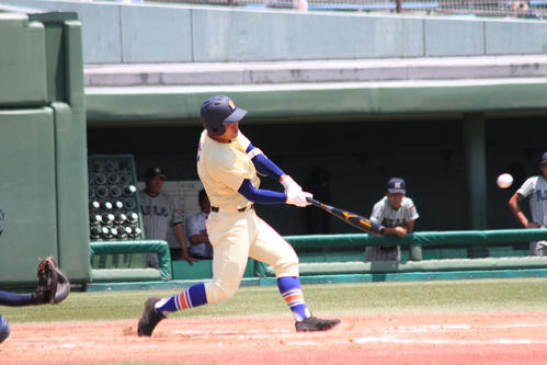 7回、左越えに逆転3点二塁打を放つ星稜・有松(撮影・柏原誠)