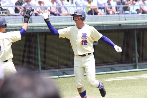 有松の逆転二塁打で生還し笑顔の星稜・奥川(撮影・柏原誠)