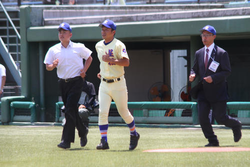 試合後のあいさつに向かう星稜・山下監督代行（撮影・柏原誠）