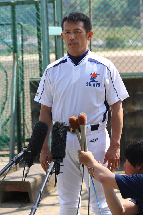 会見する星稜・林監督（撮影・柏原誠）