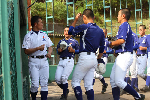 選手を前に話をする星稜・林監督（撮影・柏原誠）
