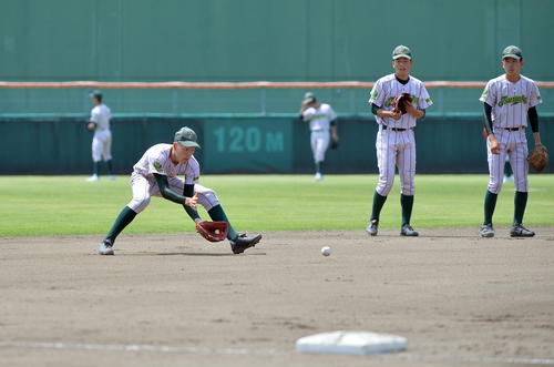 軽快に遊ゴロをさばく鶴岡東・河野（左）（撮影・鎌田直秀）