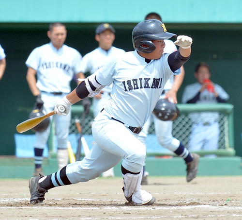 練習でフルスイングの学法石川・藤原